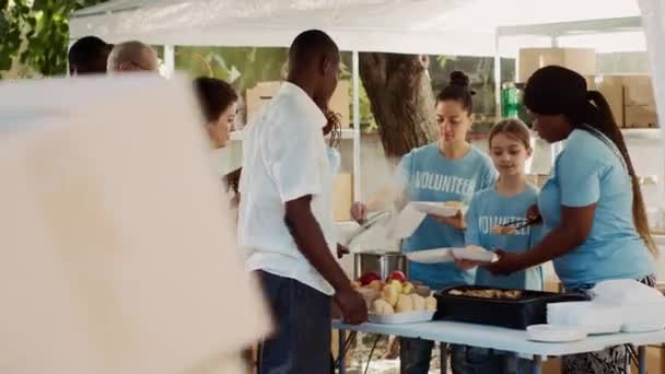 Refugio Personas Sin Hogar Equipo Voluntarios Dedicadas Embalar Paquetes Alimentos — Vídeos de Stock