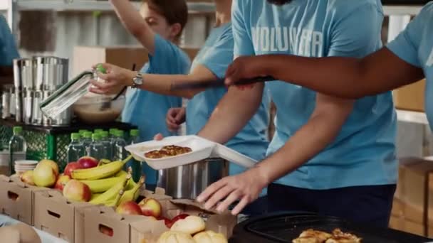 Bei Der Essensausgabe Erhalten Arme Rollstuhlfahrerinnen Kostenlose Lebensmittel Und Proviant — Stockvideo