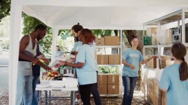 Yoksullara ve muhtaçlara sıcak yemek sağlayan hayır kurumları. Genç gönüllüler imkanları kısıtlı olanlara yardım ediyor ve evsizliği deneyimleyen bireylere bedava yemek sağlıyor. El bilgisayarı.
