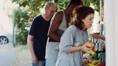 Yoksul ve evsiz insanların sıcak yemek ve ihtiyaçlarını karşılamak için sıraya girmesi. Gönüllülerden oluşan bir ekip, kar amacı gütmeyen gıda bağışında daha az imtiyazlı kişilere bağış yapıyor..