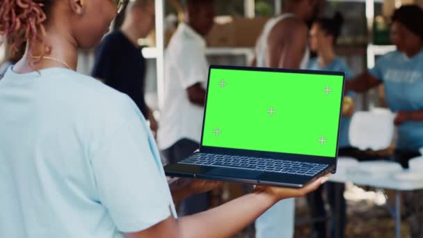 Vista Detalhada Africana Americana Voluntária Segurando Laptop Com Exibição Copyspace — Vídeo de Stock