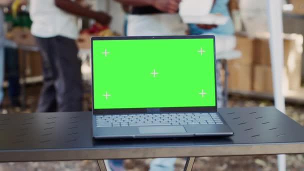 고립된 화면을 노트북의 클로즈업 노동자 권한을 테이블에 Copyspace 모크업 템플릿으로 — 비디오