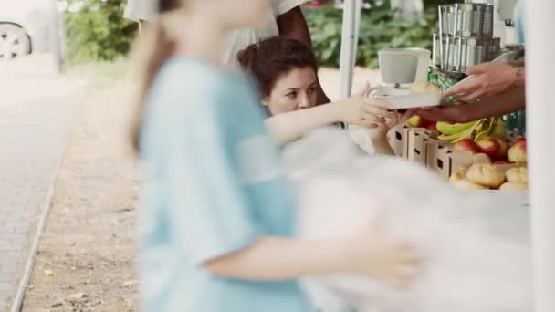 Kaukasische Rolstoelgebonden Vrouw Die Gratis Voedsel Ontvangt Van Liefdadigheidswerkers Bij — Stockvideo