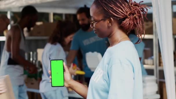 Close Senhora Afro Americana Verticalmente Agarrar Dispositivo Móvel Com Modelo — Vídeo de Stock