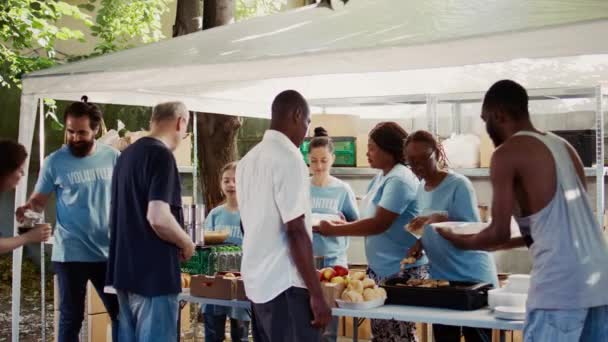 Młodzieńczy Wolontariusze Przyczyniający Się Łagodzenia Głodu Poprzez Dostarczanie Gorących Posiłków — Wideo stockowe