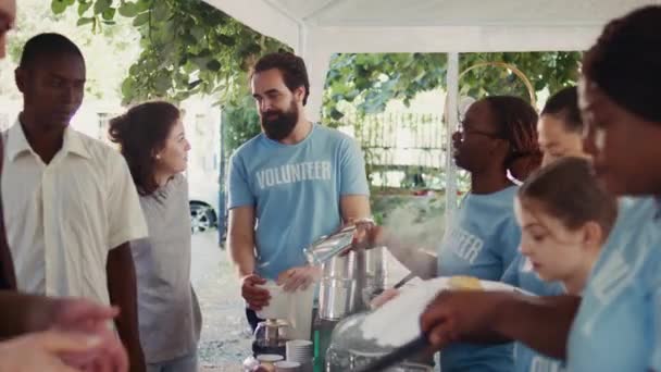 Gönüllü Bireyler Insani Yardım Etkinliklerinde Şefkat Destek Göstererek Muhtaçlara Ücretsiz — Stok video
