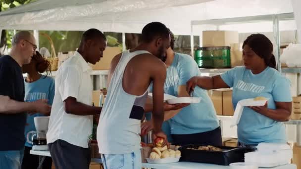 Молоді Люди Єднані Відданістю Благодійності Допомагають Малозабезпеченим Вносять Їжу Людям — стокове відео