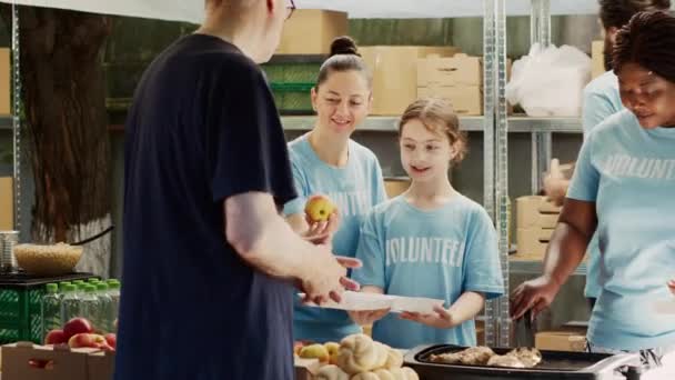 Γενναίοι Εθελοντές Παρέχουν Τροφή Και Δωρεές Πεινασμένους Και Άστεγους Στο — Αρχείο Βίντεο