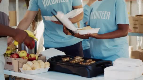 Voluntários Amigáveis Distribuem Generosas Doações Alimentos Para Sem Teto Mostrando — Vídeo de Stock