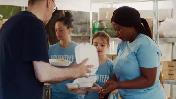 Γυναίκες Εθελοντές Διαφορετικών Εθνικοτήτων Παρέχουν Στους Άστεγους Φρέσκα Φρούτα Και — Αρχείο Βίντεο