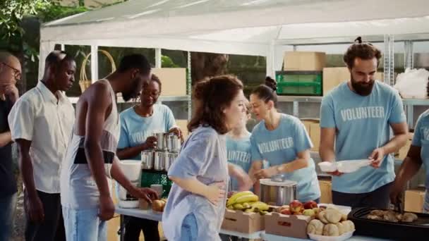 Волонтери Патріоти Дають Безкоштовне Харчування Гуманітарну Допомогу Нужденним Менш Щасливим — стокове відео