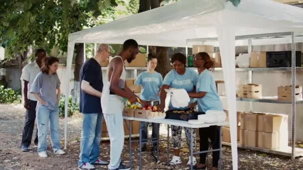 Vrijwilligers Helpen Minderbedeelden Bij Een Voedselbank Maaltijden Worden Door Vrijwilligers — Stockvideo