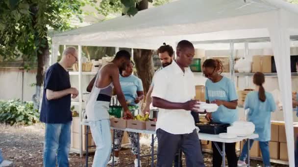 Önkéntes Egyének Kék Pólóban Akik Ingyen Frissen Elkészített Ételt Ellátmányt — Stock videók