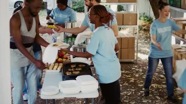 Lokalnym Ośrodku Grupa Wolontariuszy Organizuje Pudełka Datkami Przygotowuje Gorące Posiłki — Wideo stockowe