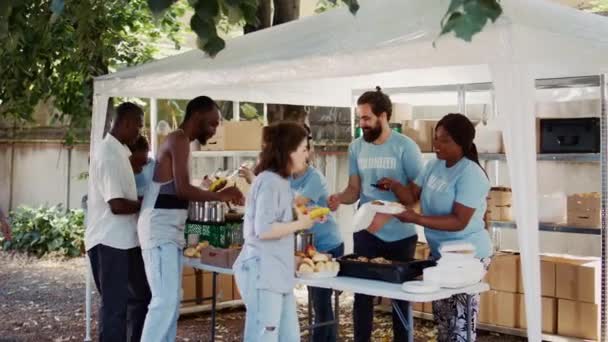 Άνδρες Και Γυναίκες Εθελοντές Διανέμουν Έτοιμα Γεύματα Άστεγους Και Παρέχουν — Αρχείο Βίντεο