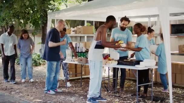 Zonnige Dag Naderen Arme Daklozen Voedselbank Voedsel Voeding Ontvangen Multietnische — Stockvideo