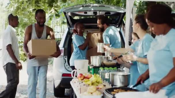 Grupo Voluntários Multiétnicos Entregar Caixas Alimentos Itens Enlatados Para Necessitados — Vídeo de Stock