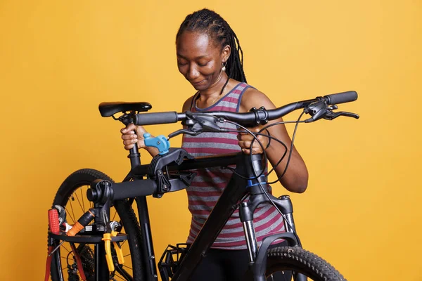 Fit Atlético Afro Americano Feminino Faz Reparos Anuais Bicicletas Com — Fotografia de Stock