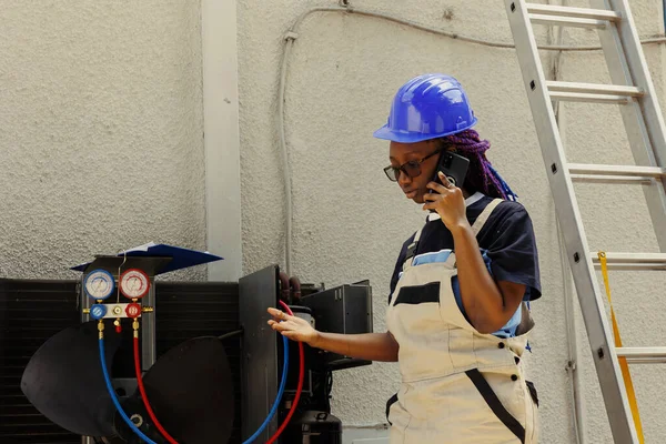 Aprendiz Afro Americano Chamando Gerente Para Perguntar Sobre Componentes Condensador — Fotografia de Stock