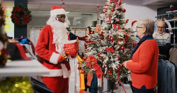Mitarbeiter Weihnachtsschmuck Modeboutique Weihnachtsmannkostüm Und Kunden Versammelten Sich Schön Geschmückten — Stockfoto