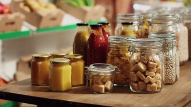 Çevre dostu süpermarketlerin iklim etkisini azaltmak için kullandıkları yeniden kullanılabilir cam kavanozlardaki yiyecekleri kapatın. Yerel kiler, biyolojik olarak çözünebilir, kirletici olmayan ambalajlar, çekimler...