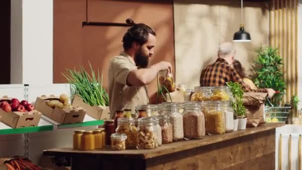 Vegan Supermarketu Nulovým Odpadem Přidává Sešívačky Biologicky Rozložitelného Papírového Sáčku — Stock video
