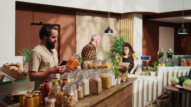 Hombre Vida Saludable Tienda Residuos Cero Comprar Verduras Utilizando Teléfono — Vídeos de Stock