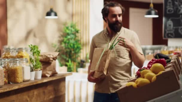 Muž Obchodě Nulovým Odpadem Který Používá Papírový Sáček Nakupuje Zeleninu — Stock video