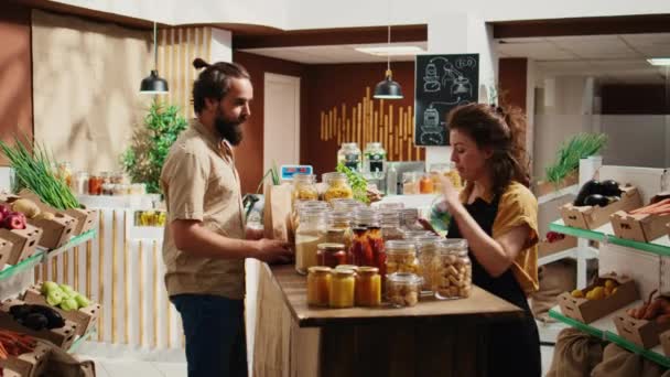 Man Zero Waste Supermarket Menggunakan Kantong Kertas Saat Berbelanja Sayur — Stok Video