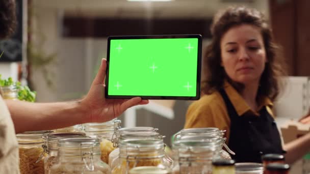 Homem Usa Tablet Mockup Paisagem Supermercado Resíduos Zero Sustentável Para — Vídeo de Stock