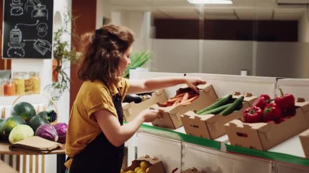 Drukke Verkoper Afvalloze Supermarkt Vult Planken Met Verse Producten Helpt — Stockvideo