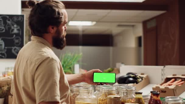 Homem Usando Smartphone Modo Paisagem Tela Verde Supermercado Eco Friendly — Vídeo de Stock