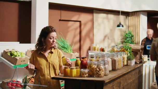 Веганська Жінка Купує Органічні Комори Супермаркеті Нульових Відходів Посміхнений Клієнт — стокове відео