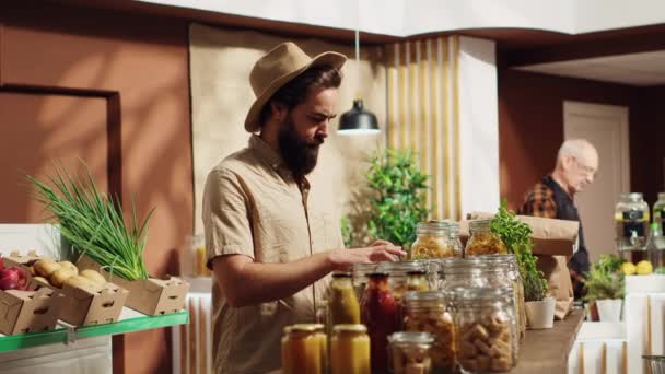 용기에 항목을 바구니를 폐기물 슈퍼마켓에서 남자의 초상화 방부제 음식을 구입하는 — 비디오