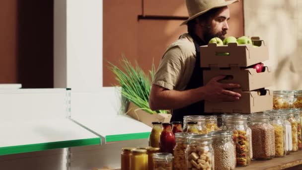 Besitzer Bringt Kisten Mit Frischen Produkten Und Füllt Seinen Örtlichen — Stockvideo
