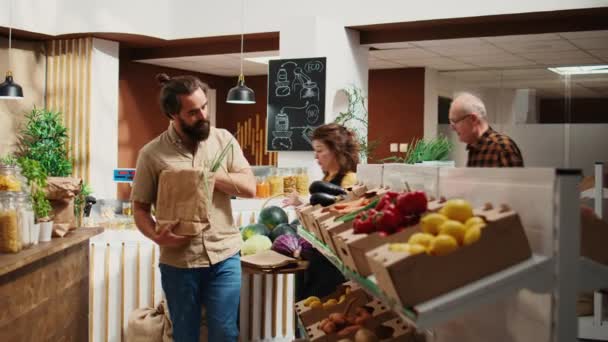 Člověk Obchodě Nulovým Odpadem Nakupuje Zeleninu Kontroluje Výrobky Před Nákupním — Stock video