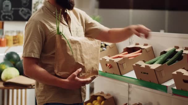 Вегетарианец Супермаркете Нулевыми Отходами Покупке Натуральных Овощей Использует Бумажный Пакет — стоковое видео
