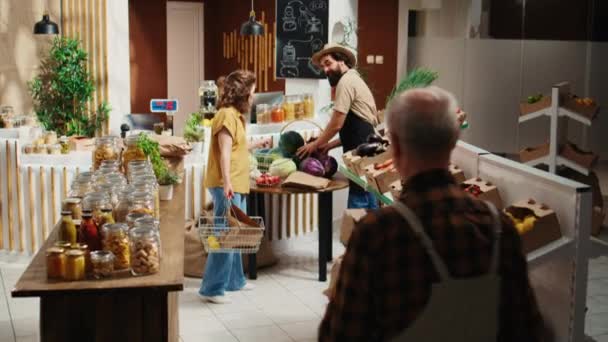Ladenbesitzer Unterstützt Kunden Bei Der Lieferung Von Bio Lebensmitteln Unterbrochen — Stockvideo