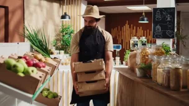 신선하게 유기농 주식을 가능한 폐기물 슈퍼마켓에 Storekeeper 식료품 가게를 Restocking — 비디오