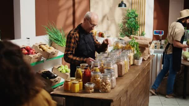 Retrato Comerciante Sênior Que Trabalha Supermercado Alimentos Orgânicos Sem Resíduos — Vídeo de Stock