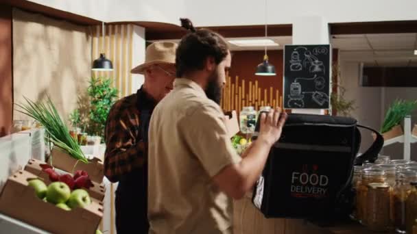 Lieferant Kommt Nachhaltigen Supermarkt Bio Lebensmittel Für Kunden Abzuholen Mann — Stockvideo