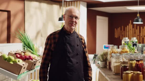 Zero Waste Supermarkt Oudere Winkelier Neemt Deel Aan Show Segment — Stockvideo