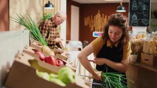 Pečlivý Ekologický Obchod Potravinami Zaměstnanec Doplnění Regály Čerstvým Ovocem Zeleninou — Stock video