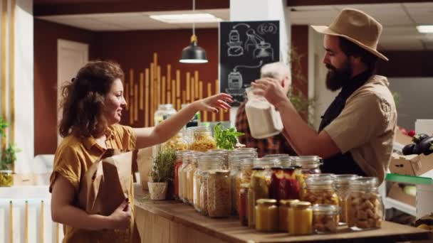Kadın Kağıt Torbaya Kimyasallar Sebzeler Ekleyerek Sıfır Atık Süpermarketindeki Tedarikçiden — Stok video