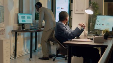 Afrika kökenli Amerikalı muhasebeci iş yerinde konsantre olmaya çalışıyor çünkü iş arkadaşı müzik dinlerken çok gürültü yapıyor. Meslektaşım davul çalıyormuş gibi yaparak çok gürültü yapıyor.