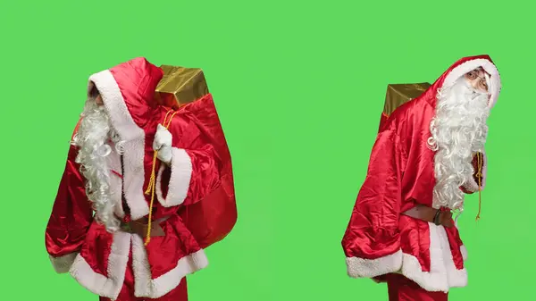 Άνδρας Ντυμένος Σαν Άγιος Βασίλης Κόκκινη Τσάντα Που Κουβαλάει Δώρα — Φωτογραφία Αρχείου