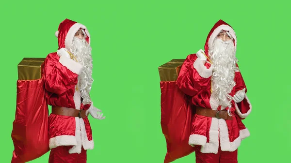 Santa Claus Cosplay Ukazuje Marketing Reklama Zeleném Pozadí Obrazovky Pózování — Stock fotografie