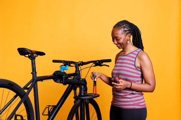 Atletisch Afrikaanse Amerikaanse Vrouw Met Behulp Van Verschillende Tools Repareren — Stockfoto