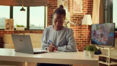 Serbest İşçi projenin bitiş tarihinden önce çözmek için görev planı hazırlıyor, serbest çalışan kadın evde çalışıyor. Teleworker çevrimiçi görevler, serbest kariyer işleri için notlar ve fikirler yazıyor..