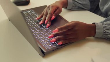 Bilgisayarda bilgi yazan bir kadın, evdeki web projesi görevlerini çözmek için çalışıyor. Afrikalı Amerikalı blogcu tele-çalışma işi için hikaye satırı yazıyor, serbest çalışan geliştirici. Kapat..